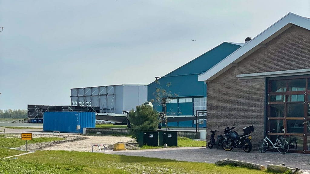 foto van gebouwen op voormalig vliegkamp Valkenburg