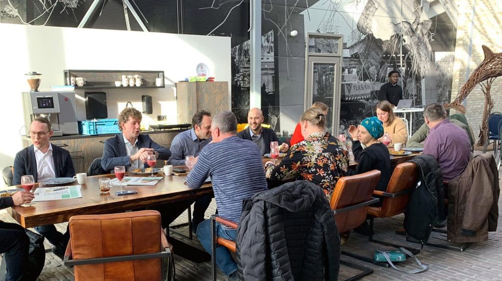 deelnemers CoP aan tafel tijdens gezamenlijke lunch