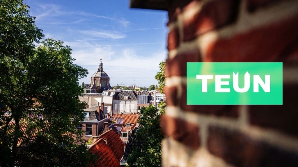 logo TEUN app over een foto van Leiden, gemaakt vanaf de burcht
