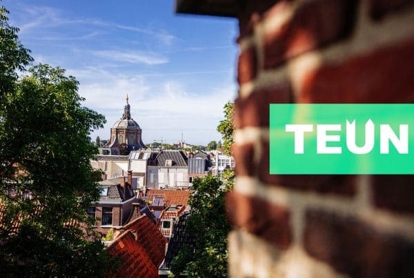 logo TEUN app over een foto van Leiden, gemaakt vanaf de burcht