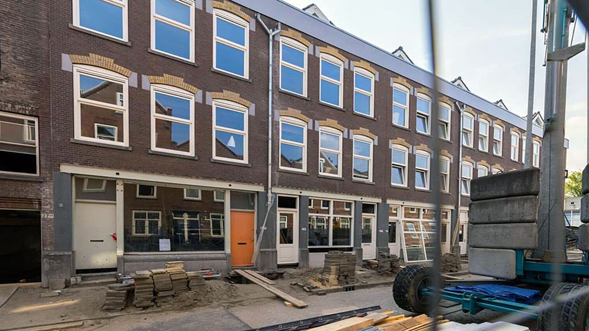 Woningen in de kunstenzone in Oud-Charlois, de Wolphaertstraat in Rotterdam