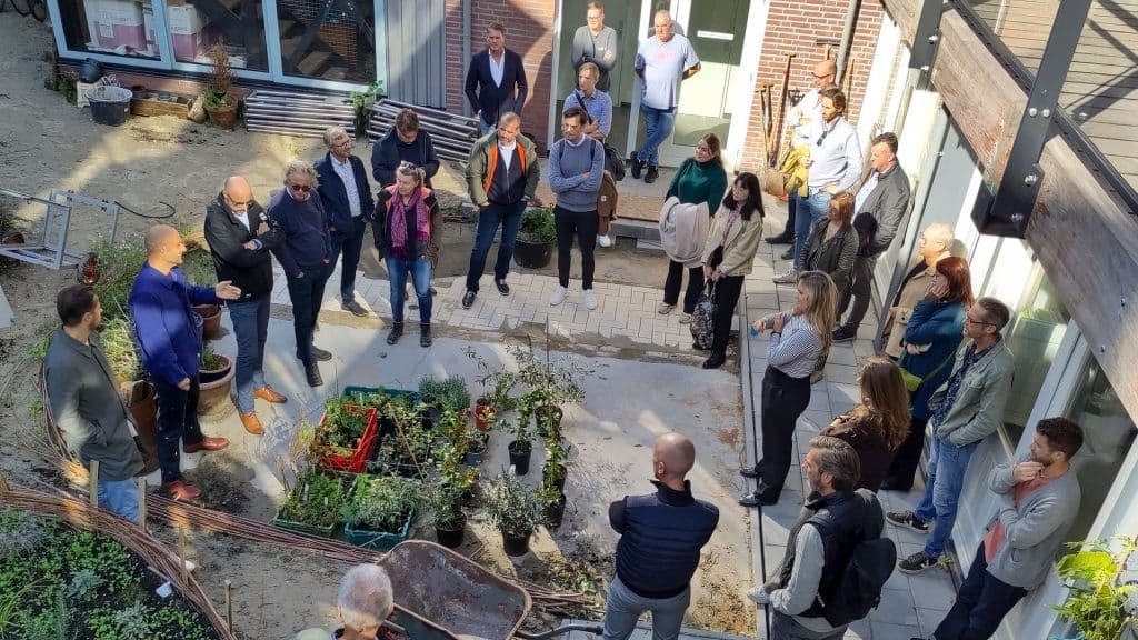 bijeenkomst van mensen in binnentuin; Wolphaertstraat in Rotterdam