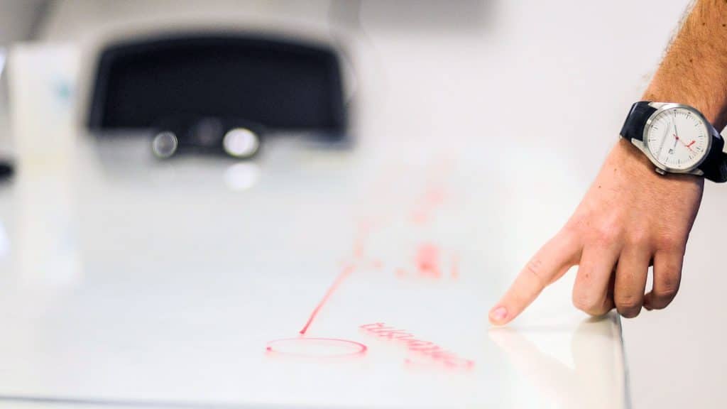 hand van een man, horloge, wijzende vinger