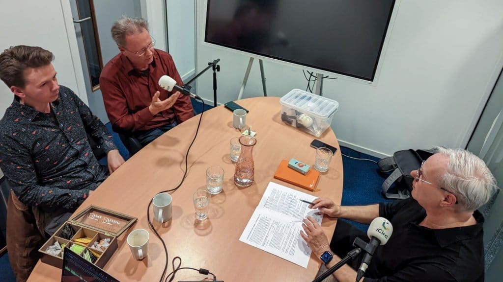 Hendrik de Vries, Erick Wuestman en Nico van Hoogdalem aan tafel tijdens podcast
