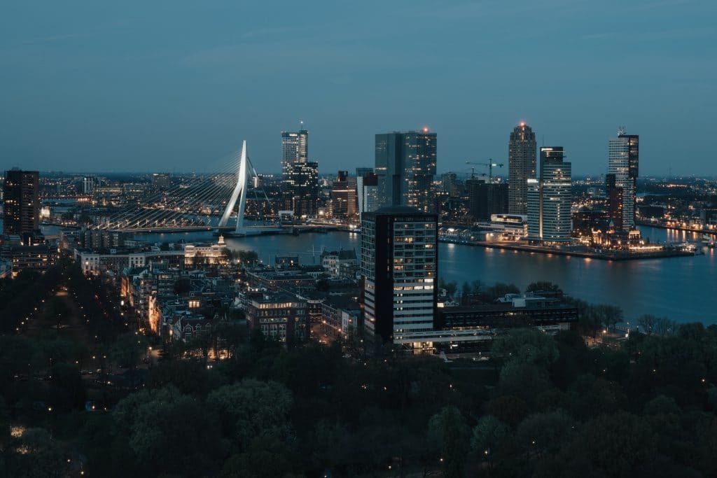 avond/nachtfoto van Rotterdam